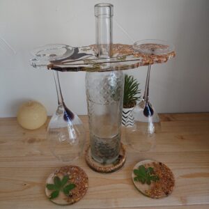 Ensemble vin pour porte les verres a pieds autour de la bouteille