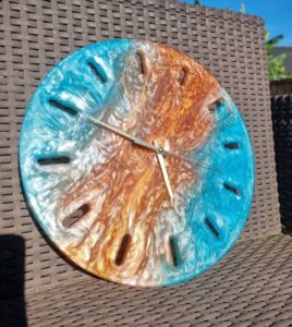 Horloge bleue et cuivré